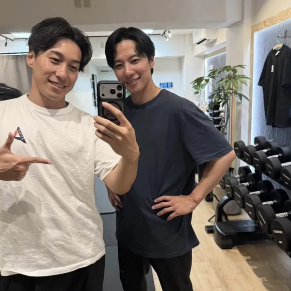 トレーニングのあと、トレーナーと並んで撮った一枚