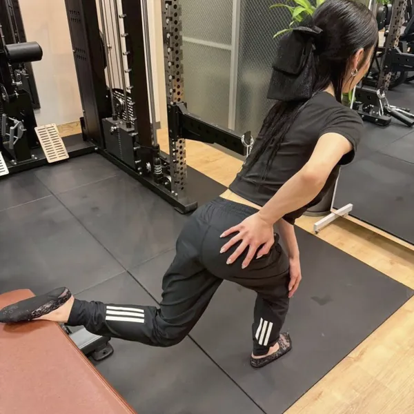ランジの姿勢をとるお客様