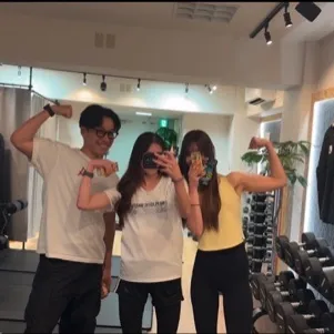 お客様2人とトレーナーが力こぶを見せる一枚